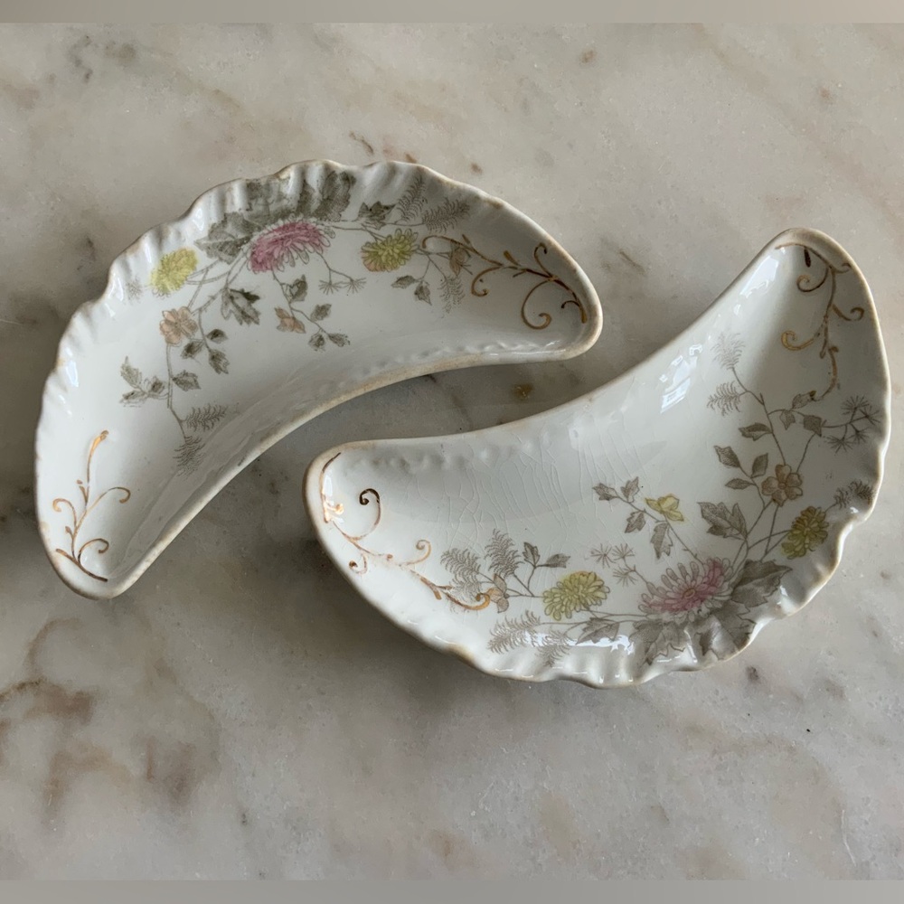 Set/2 Crescent Dishes